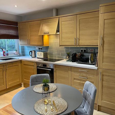 2 Bedroom Apartment Chiswick Park Tube Station Лондон Экстерьер фото