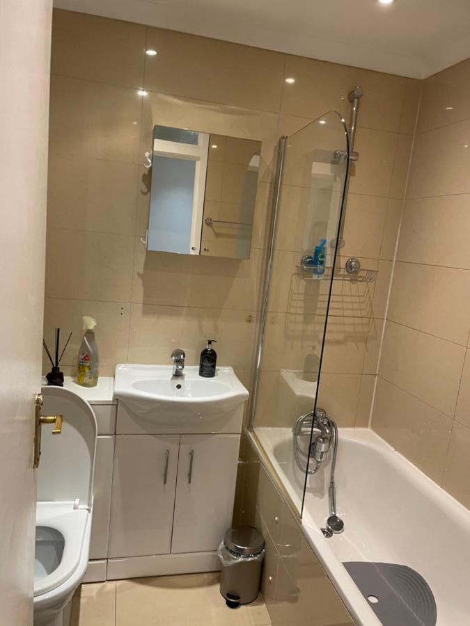 2 Bedroom Apartment Chiswick Park Tube Station Лондон Экстерьер фото