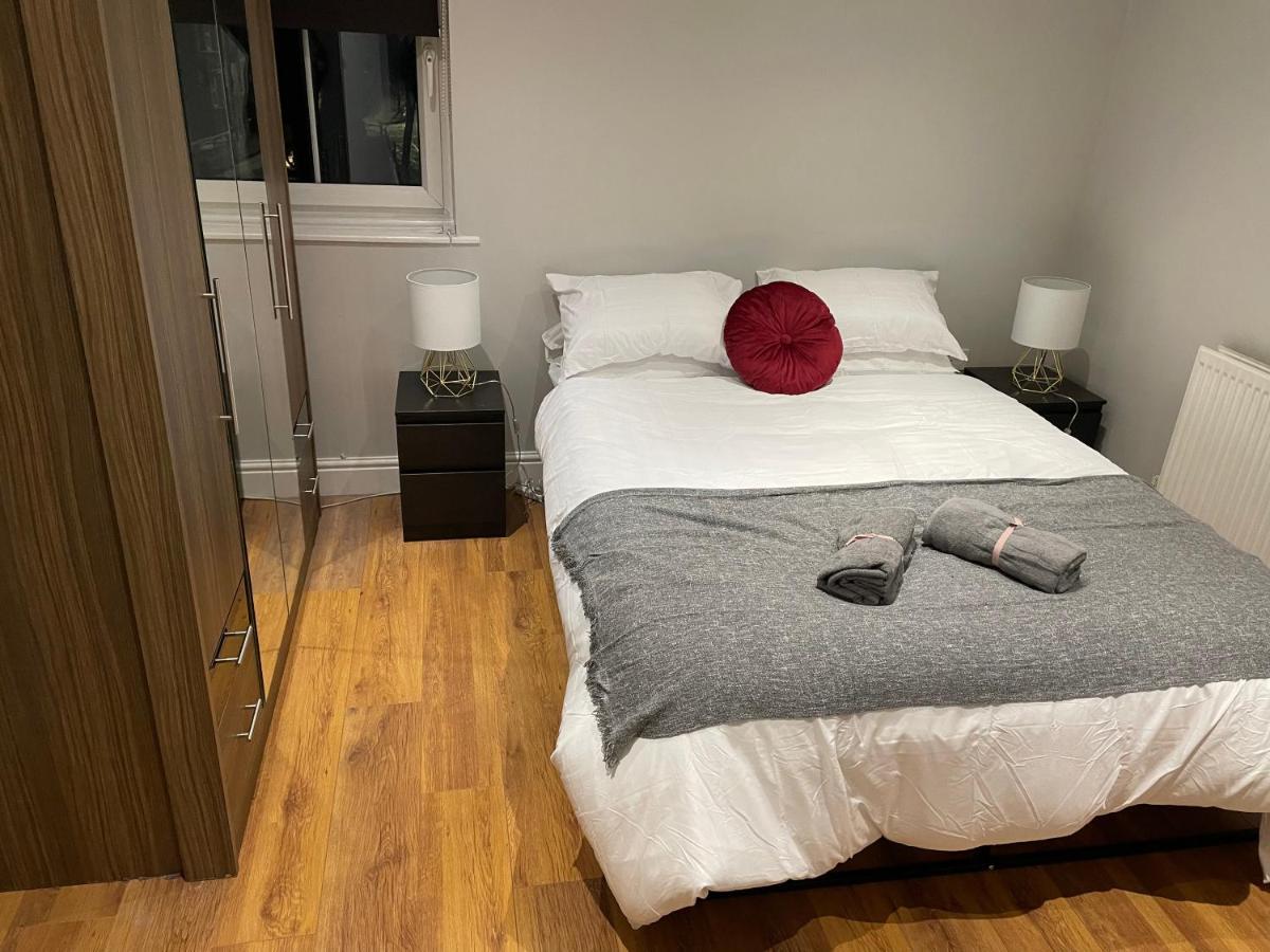 2 Bedroom Apartment Chiswick Park Tube Station Лондон Экстерьер фото