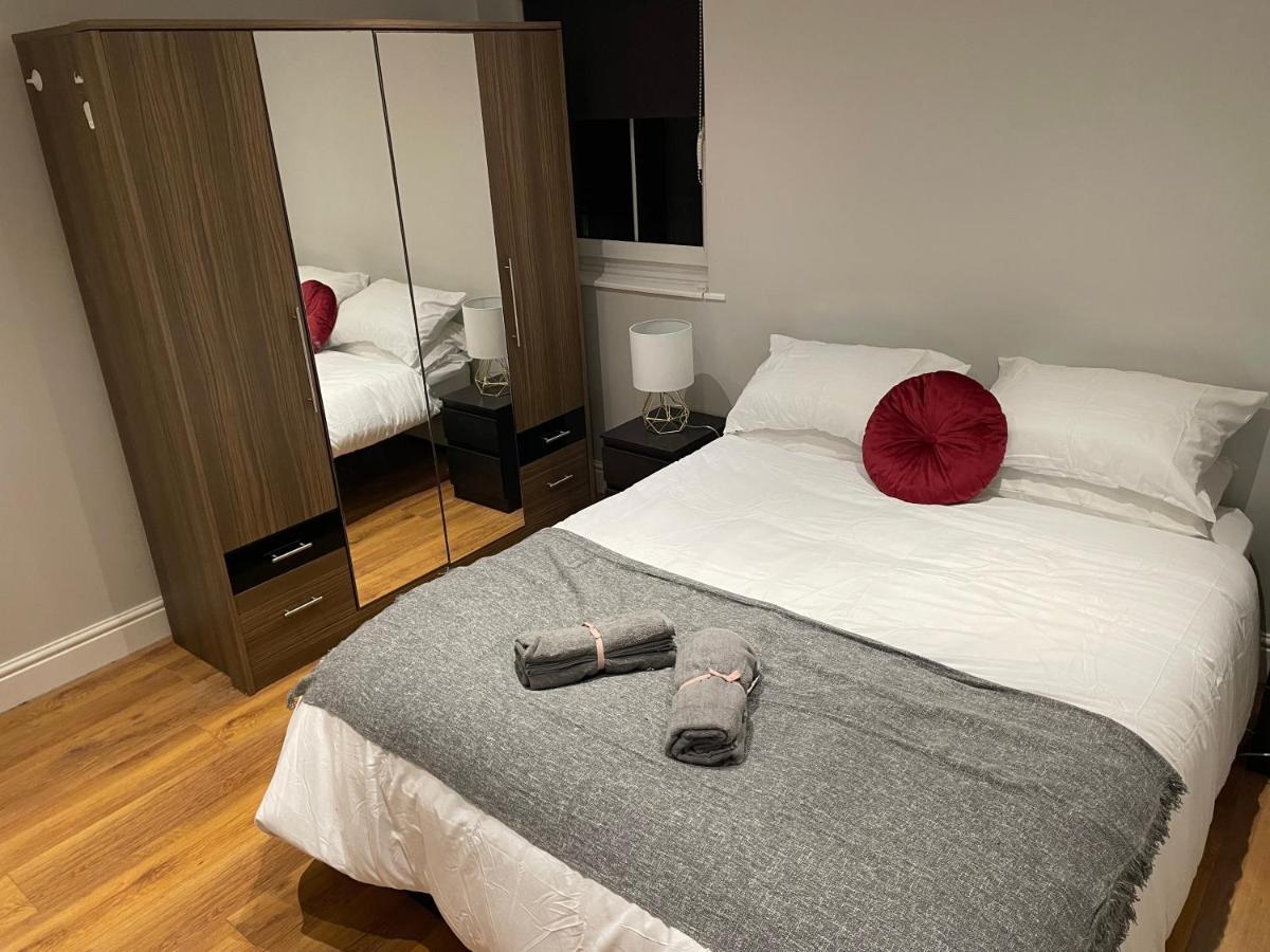2 Bedroom Apartment Chiswick Park Tube Station Лондон Экстерьер фото