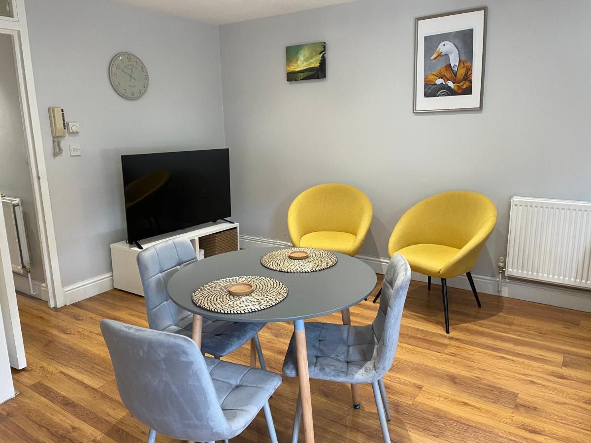 2 Bedroom Apartment Chiswick Park Tube Station Лондон Экстерьер фото